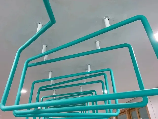 중학교 복도에 설치한 철봉 근황