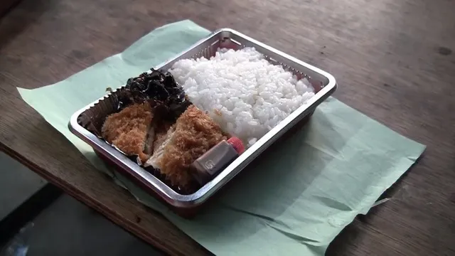 일본의 오래된 돈가스 도시락 자판기