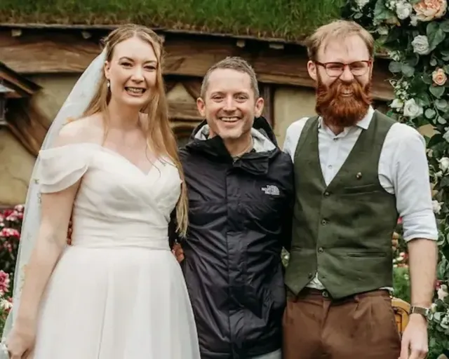 호빗 세트장에서 결혼식 하다가 본체 만난 부부