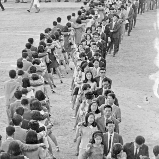 1970년대 대학교 축제 모습.jpg