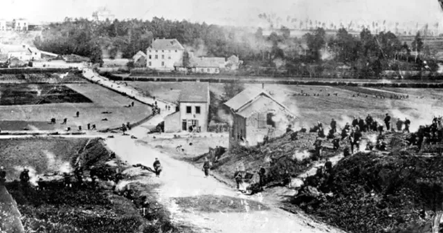 오래 전 전쟁 이후에도 살아남은 가정집