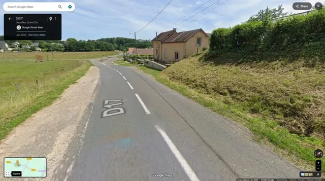 오래 전 전쟁 이후에도 살아남은 가정집