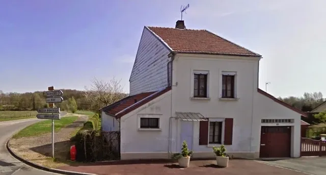 오래 전 전쟁 이후에도 살아남은 가정집