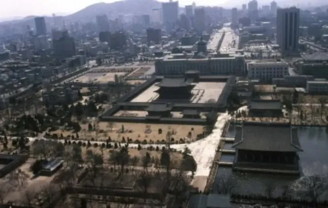 조선총독부 철거전 뒷모습.jpg