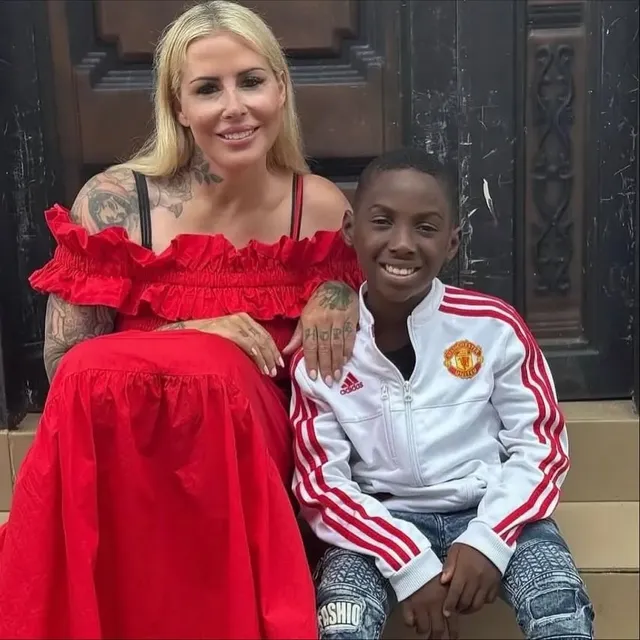 영국인에게 입양된 나이지리아 고아.jpg