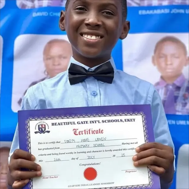 영국인에게 입양된 나이지리아 고아.jpg