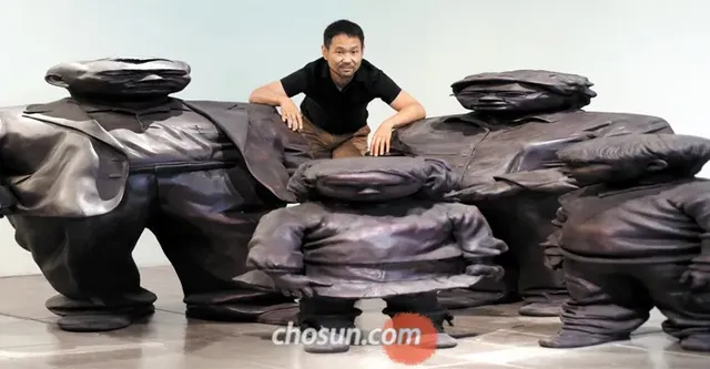 싱글벙글 한국의 한 조각가의 작품.jpg