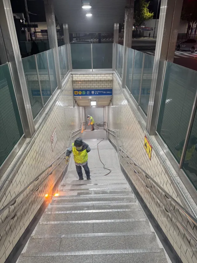지하철 계단을 불로 지지는 이유