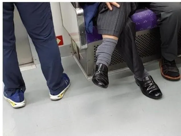 지하철 맞은편 아저씨의 과거가 보이는사진