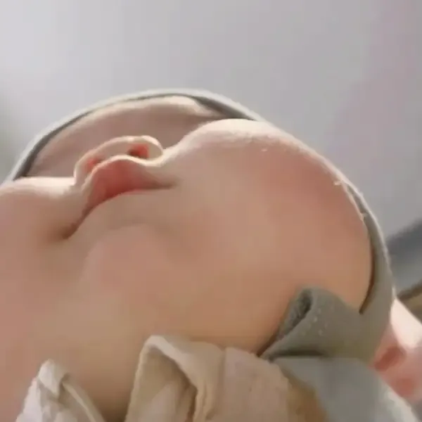 오동통한 아기볼을 아래에서 보면.jpg