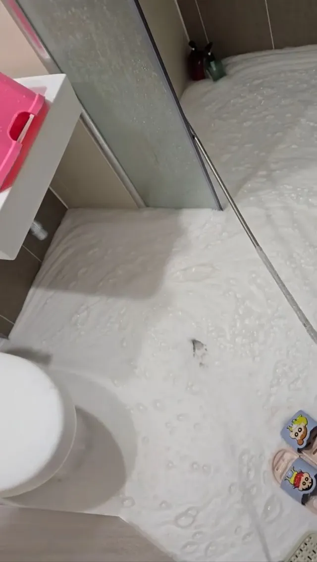 아파트에서 변기발포제 함부로 사용하면 안되는 이유.gif