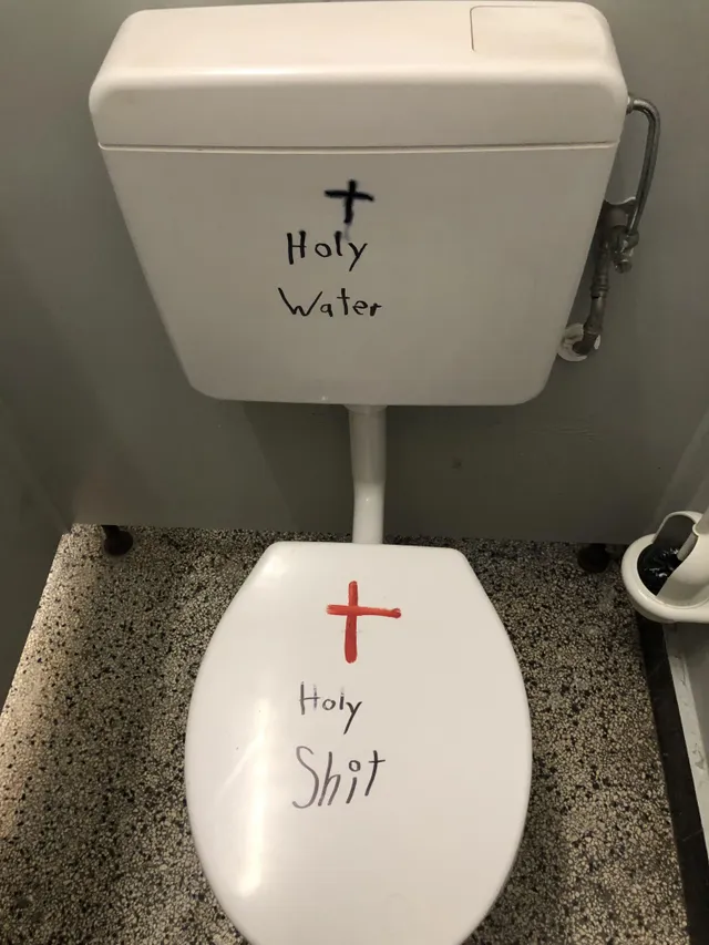 화장실에서 구마의식이 행해진 참혹한 흔적