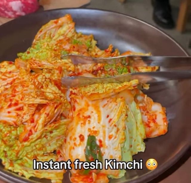흔들어 먹는 인스턴트 김치.gif