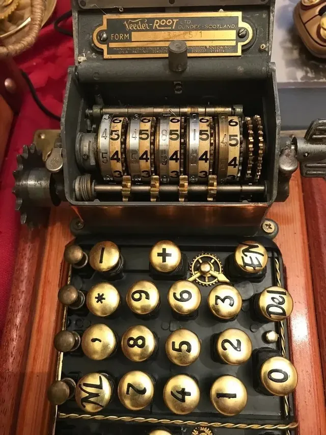 스팀펑크 스타일로 꾸민 컴퓨터