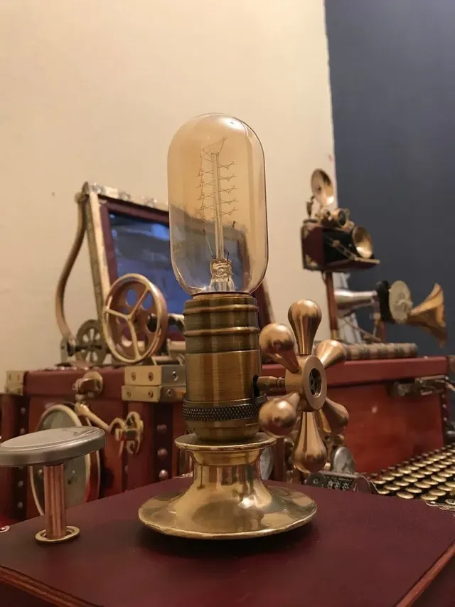 스팀펑크 스타일로 꾸민 컴퓨터