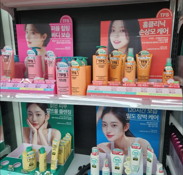 다이소, 올영 매대 광고의 예쁜 모델들이 모두 다 ㄷㄷ