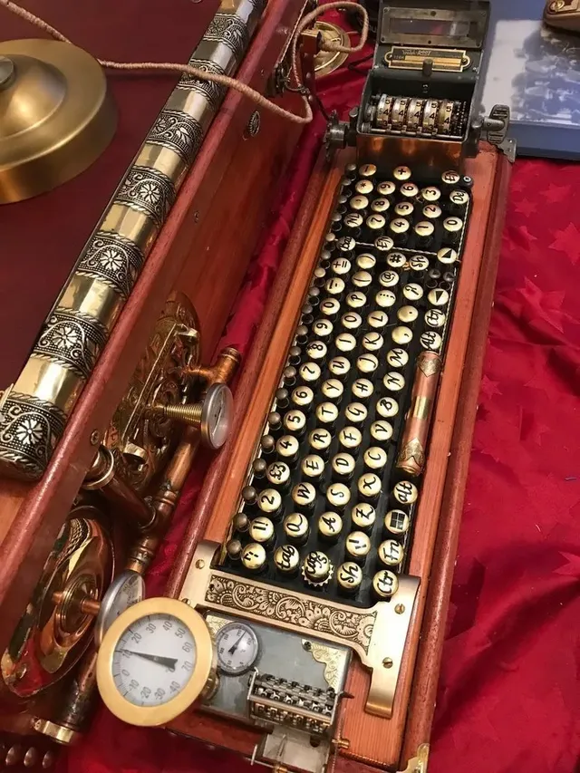 스팀펑크 스타일로 꾸민 컴퓨터