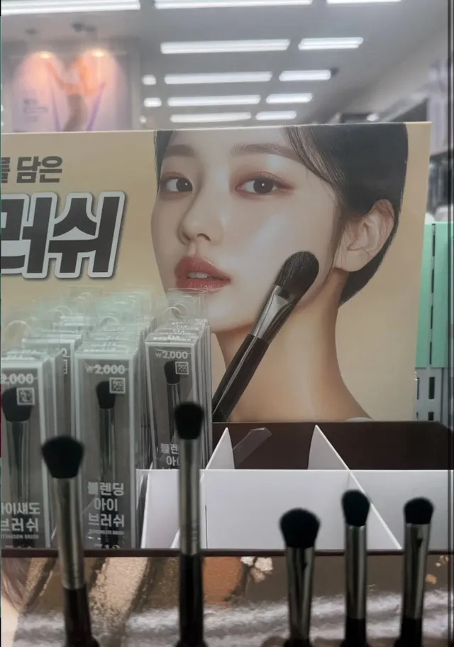 다이소, 올영 매대 광고의 예쁜 모델들이 모두 다 ㄷㄷ