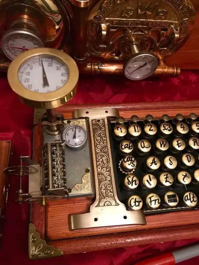 스팀펑크 스타일로 꾸민 컴퓨터