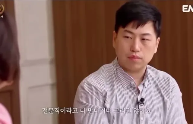 키작은 전문직 남성에게 조언하는 결혼 강사.jpg