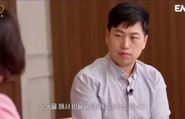 키작은 전문직 남성에게 조언하는 결혼 강사.jpg
