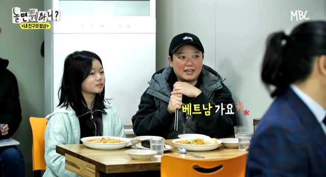  옆 테이블 손님에게 실수를 너무 많이 해서ㅋㅋ 떡볶이 값을 내준 유재석ㅋㅋ