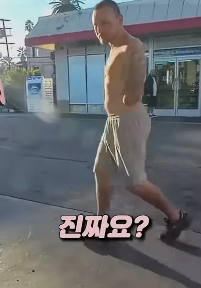 주유소에서 오토바이에 관심가지는 남자를 만남