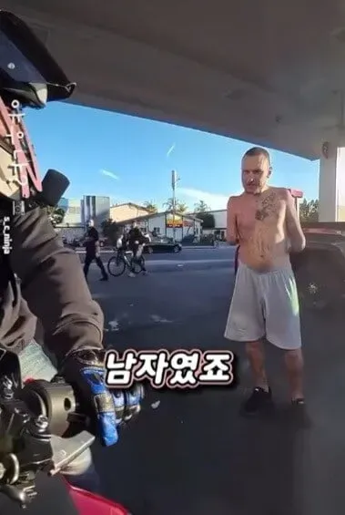 주유소에서 오토바이에 관심가지는 남자를 만남