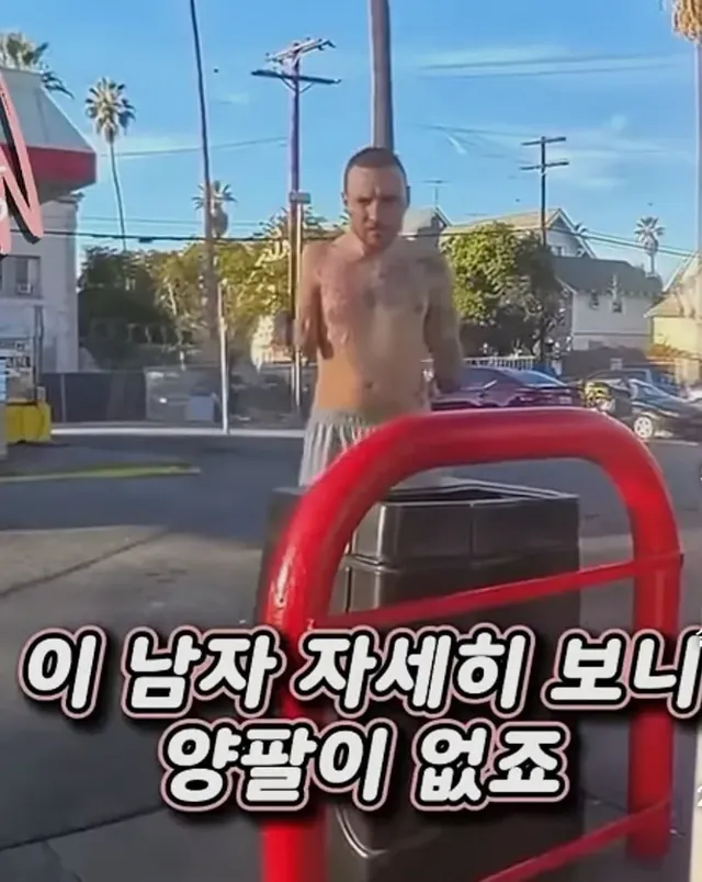 주유소에서 오토바이에 관심가지는 남자를 만남