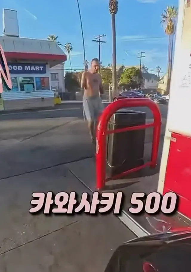 주유소에서 오토바이에 관심가지는 남자를 만남