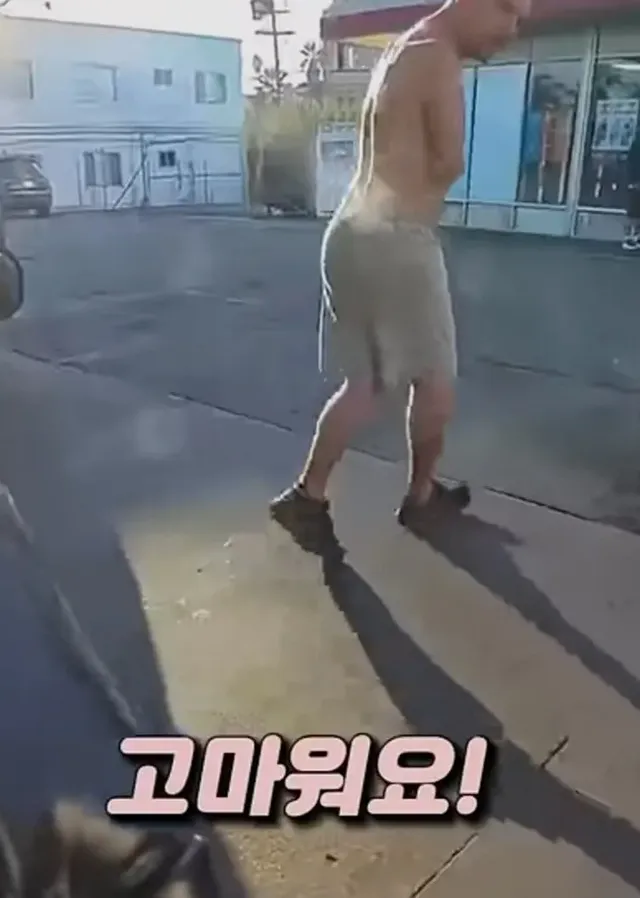 주유소에서 오토바이에 관심가지는 남자를 만남