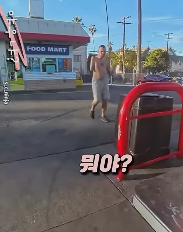 주유소에서 오토바이에 관심가지는 남자를 만남