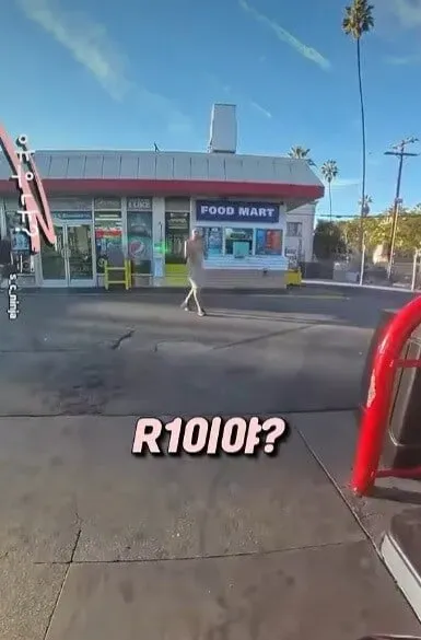 주유소에서 오토바이에 관심가지는 남자를 만남