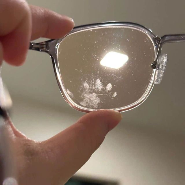 안경에 자국 남긴 범인 찾기