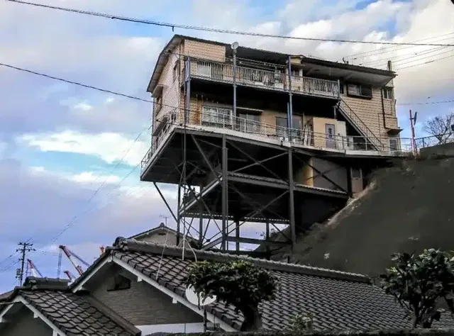 어떻게 건축 허가가 났는지 궁금한 어느 건물.mp4