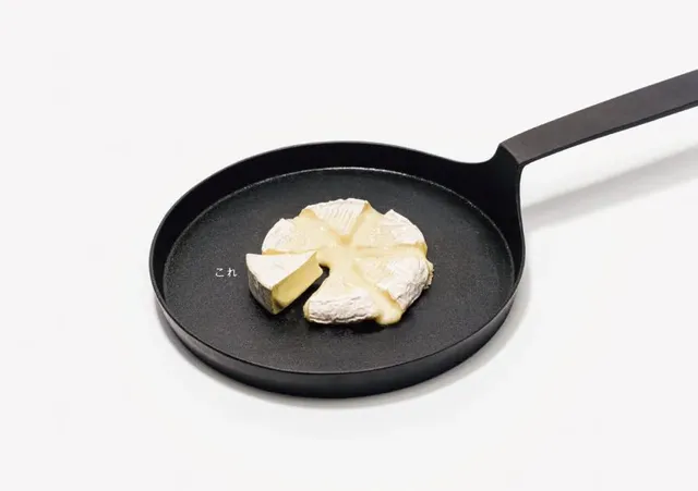 나무로 깎아 만든 군침도는 음식 조각