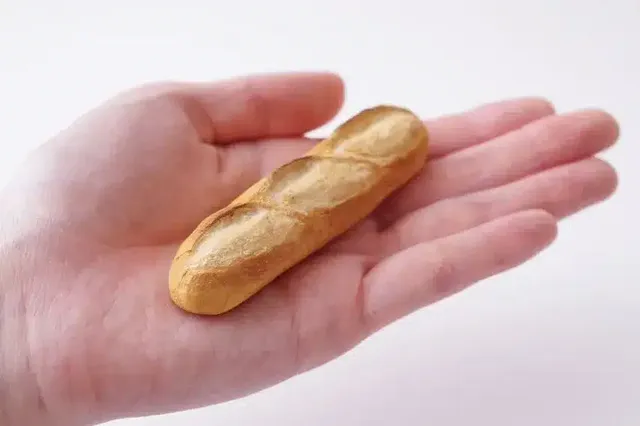 나무로 깎아 만든 군침도는 음식 조각