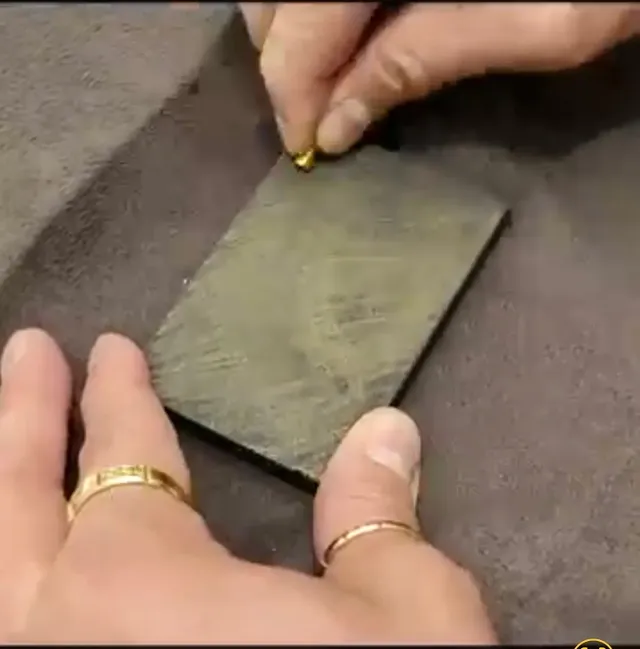 시금석에 금을 긁으면 얼마나 닳을까?