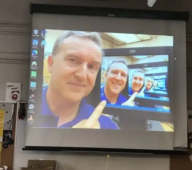 매주 월요일 출근하면 바탕화면을 갱신하는 교수님...