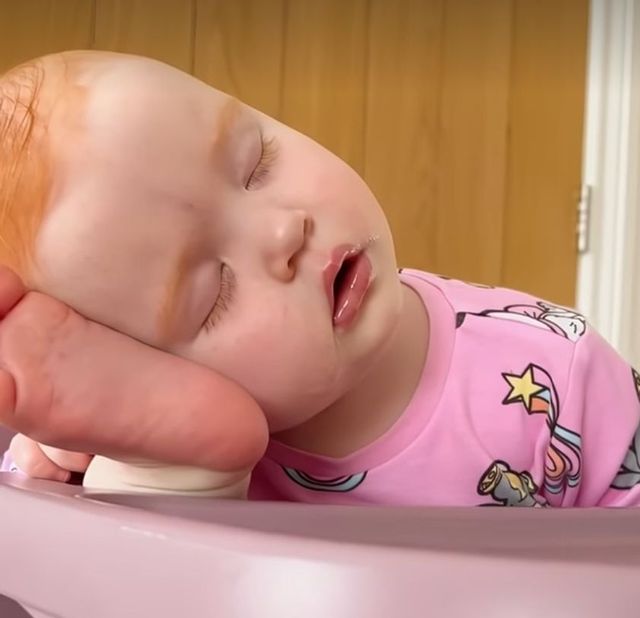 아기들의 다양한 잠자는 자세