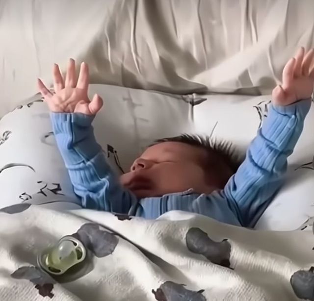 아기들의 다양한 잠자는 자세