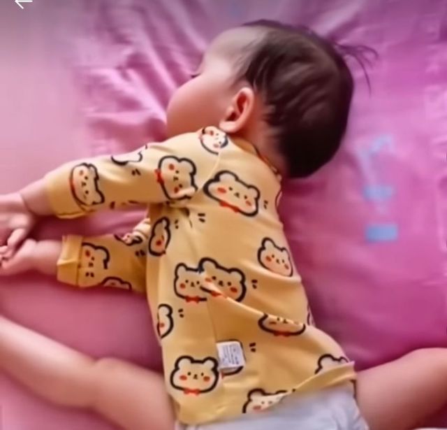 아기들의 다양한 잠자는 자세