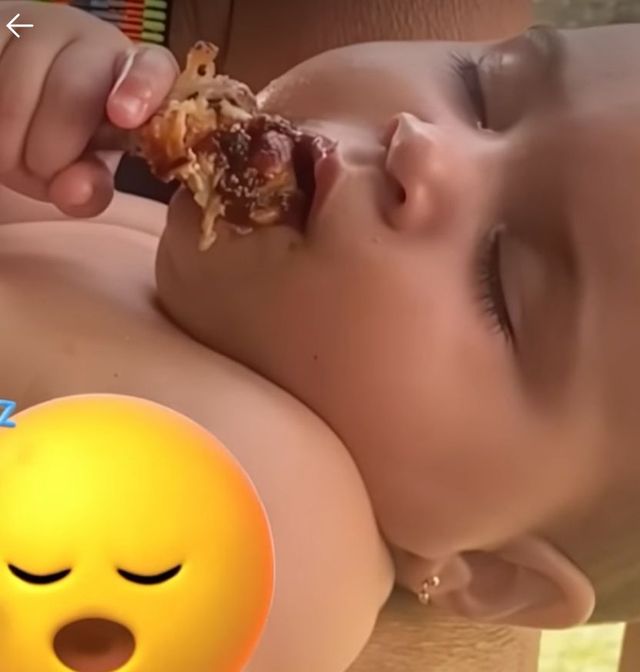 아기들의 다양한 잠자는 자세