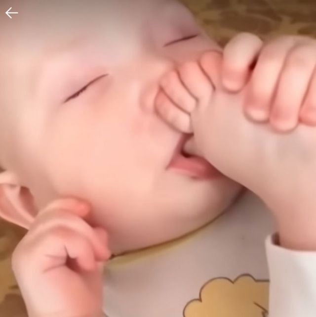 아기들의 다양한 잠자는 자세