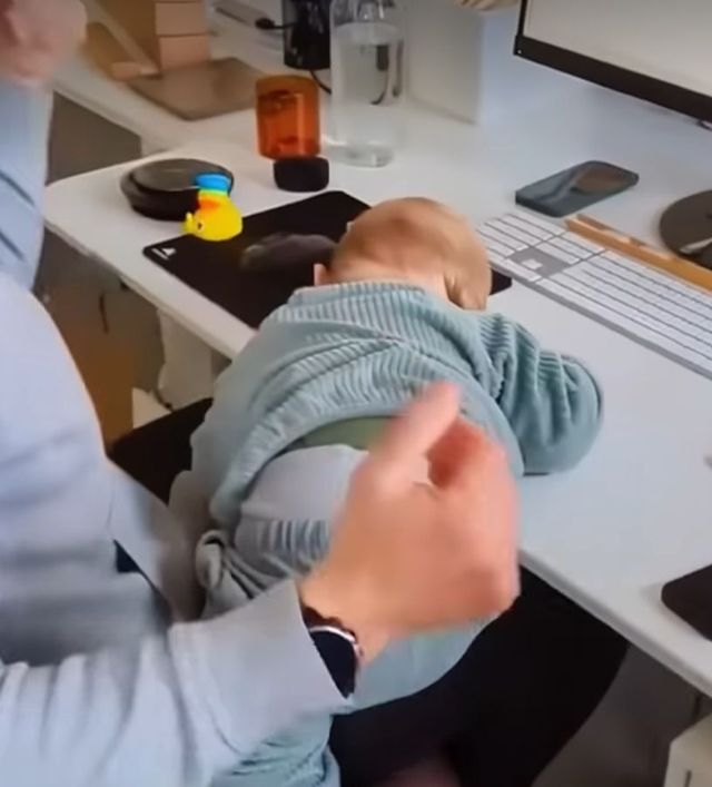 아기들의 다양한 잠자는 자세