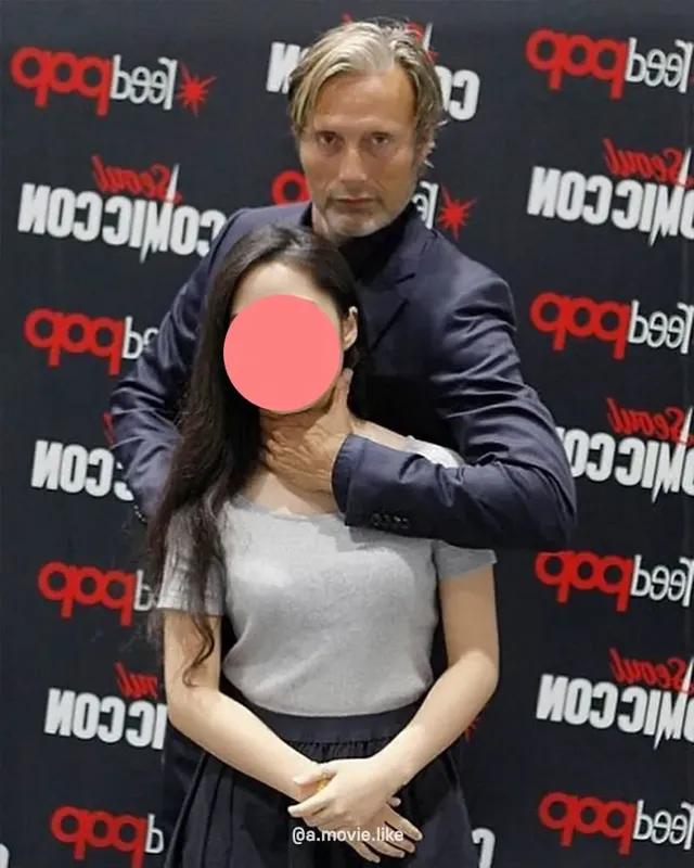 매즈 미켈슨의 팬서비