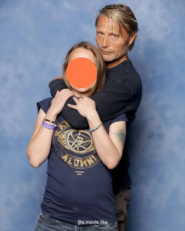 매즈 미켈슨의 팬서비