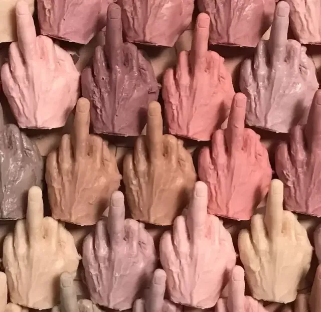 작은 조각들이 만든 강렬한 이미지