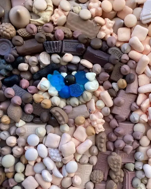 작은 조각들이 만든 강렬한 이미지