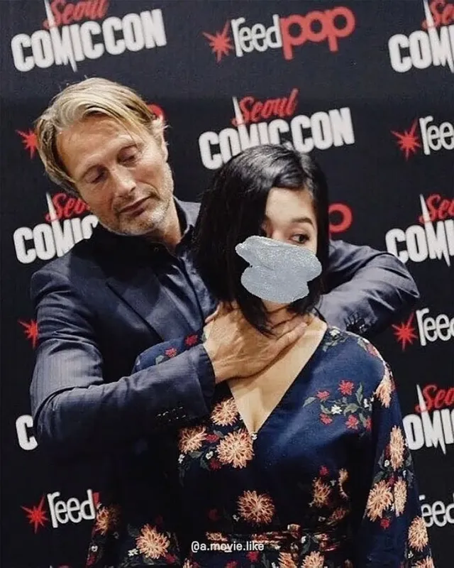 매즈 미켈슨의 팬서비